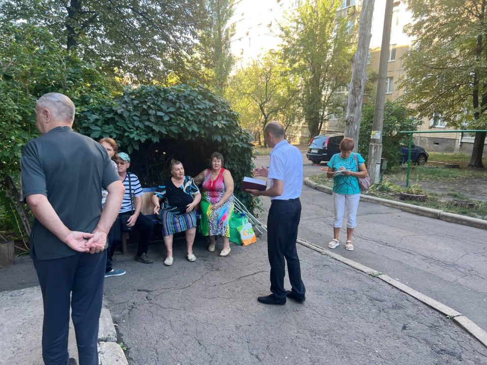 Продолжаются сходы с жителями Ленинского района города Донецка Продолжаются сходы с жителями Ленинского района города Донецка