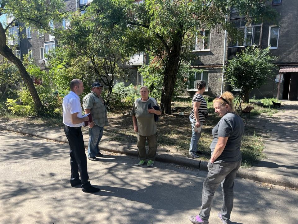 По поручению Главы ДНР Дениса Пушилина 29.08.2025 по адресу: г. Донецк, ул. Воровского, 3 состоялась встреча с жителями района, на которой присутствовал заместитель руководителя Управы Ленинского внутригородского района... По поручению Главы ДНР Дениса Пушилина 29.08.2025 по адресу: г. Донецк, ул. Воровского, 3 состоялась встреча с жителями района, на которой присутствовал заместитель руководителя Управы Ленинского внутригородского района...