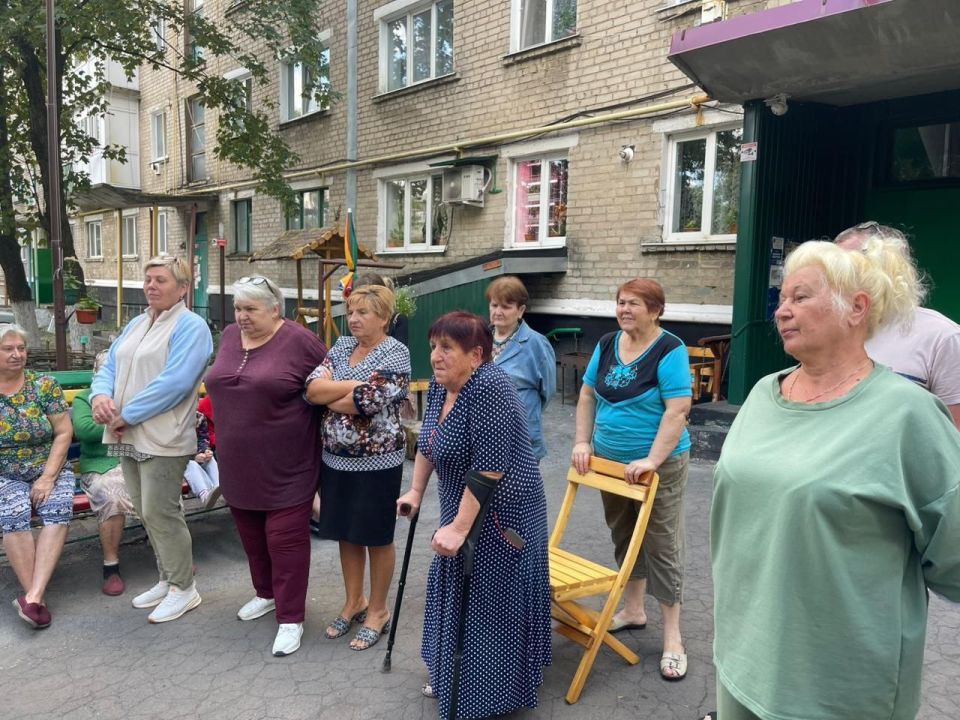 Заместитель Председателя Народного Совета ДНР («фракция КПРФ») Николай Сытов совместно с главой города Снежного Сергеем Ермаковым и председателем Муниципального Совета Еленой Петрухиной провели встречу с жителями Снежного Заместитель Председателя Народного Совета ДНР («фракция КПРФ») Николай Сытов совместно с главой города Снежного Сергеем Ермаковым и председателем Муниципального Совета Еленой Петрухиной провели встречу с жителями Снежного