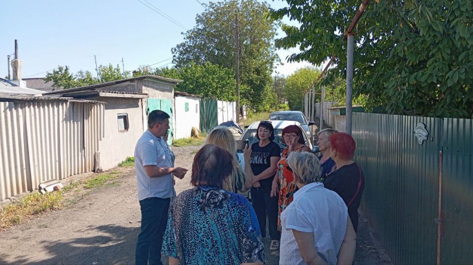 29 августа депутат Народного Совета ДНР Сергей Ярош провел встречу с жителями района возле дома № 8/1 по пер 29 августа депутат Народного Совета ДНР Сергей Ярош провел встречу с жителями района возле дома № 8/1 по пер