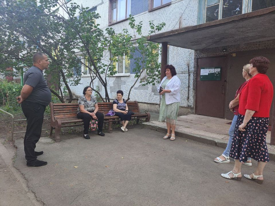 Во исполнение поручения Главы Донецкой Народной Республики Дениса Владимировича Пушилина о ведении постоянного диалога с людьми, 28.08.2025, Валерий Иванович Бессараб провел встречу с жителями г. Светлодарск Во исполнение поручения Главы Донецкой Народной Республики Дениса Владимировича Пушилина о ведении постоянного диалога с людьми, 28.08.2025, Валерий Иванович Бессараб провел встречу с жителями г. Светлодарск