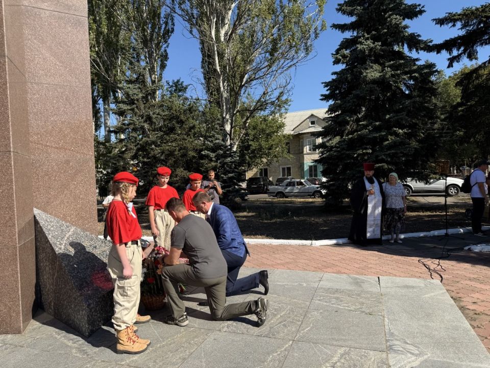 В Шахтерске возложили цветы к памятнику погибшим шахтерам В Шахтерске возложили цветы к памятнику погибшим шахтерам
