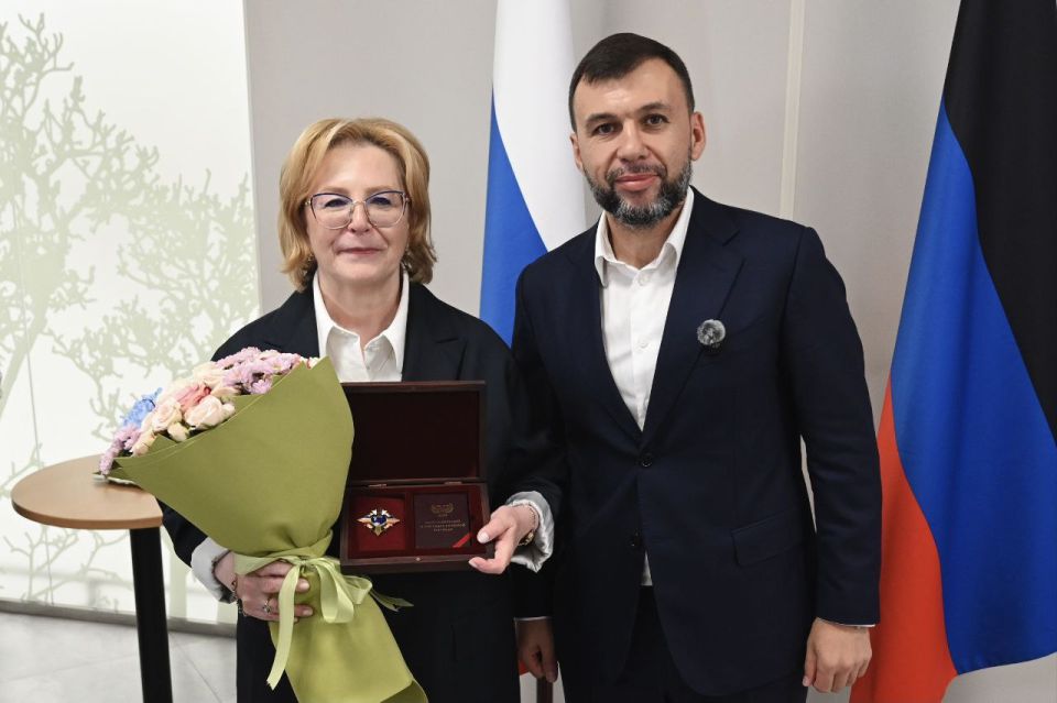 Денис Пушилин и Вероника Скворцова наградили врачей медицинского центра ФМБА Денис Пушилин и Вероника Скворцова наградили врачей медицинского центра ФМБА