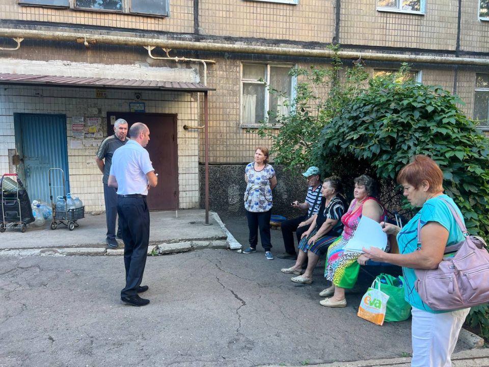 Продолжаются сходы с жителями Ленинского района города Донецка Продолжаются сходы с жителями Ленинского района города Донецка