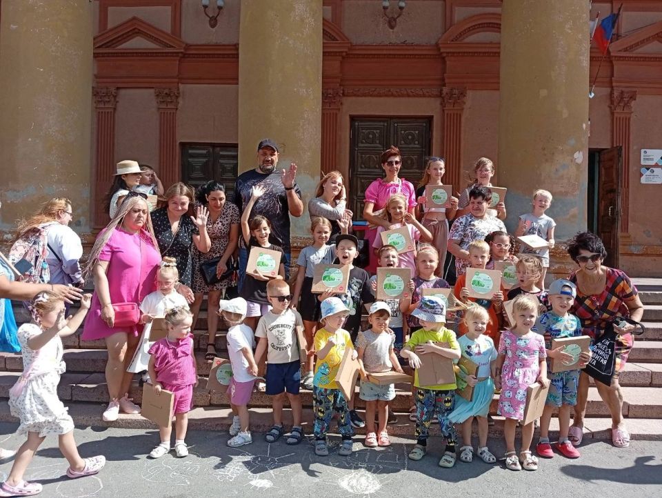 Сегодня на площади Зугрэсского ГДК прошла увлекательная развлекательно-игровая программа "До свидания, лето!" для детей Сегодня на площади Зугрэсского ГДК прошла увлекательная развлекательно-игровая программа "До свидания, лето!" для детей