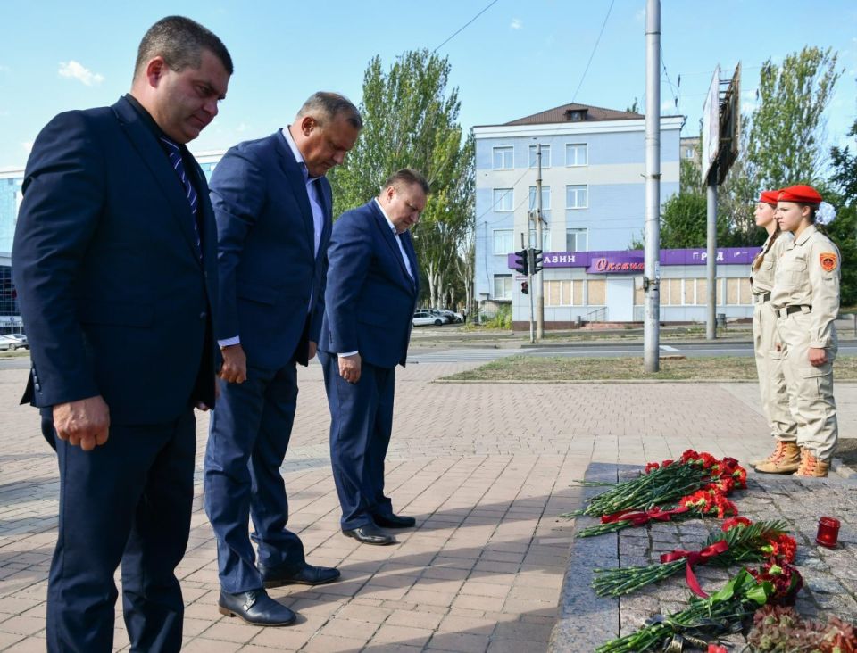 Юрий Атаманов: Почтили память великого артиста и нашего знаменитого земляка Йосифа Кобзона возложением цветов и минутой молчания Юрий Атаманов: Почтили память великого артиста и нашего знаменитого земляка Йосифа Кобзона возложением цветов и минутой молчания