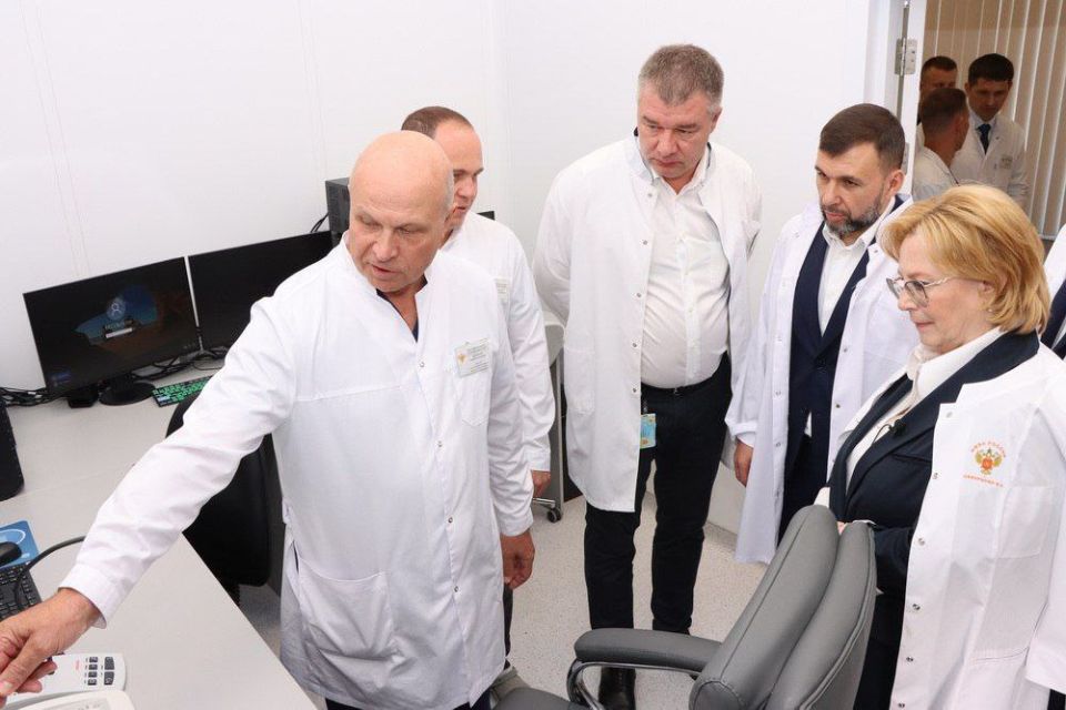 Глава ДНР, секретарь Донецкого регионального отделения Единой России Денис Пушилин вместе с руководителем Федерального медико-биологического агентства Вероникой Скворцовой проверили ход работ на Многопрофильном медцентре... Глава ДНР, секретарь Донецкого регионального отделения Единой России Денис Пушилин вместе с руководителем Федерального медико-биологического агентства Вероникой Скворцовой проверили ход работ на Многопрофильном медцентре...