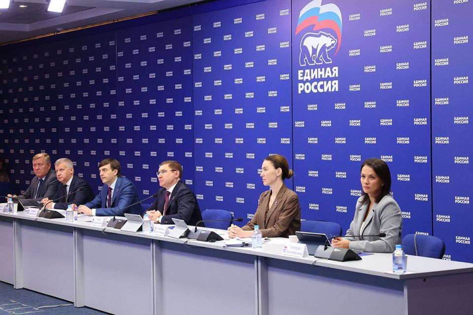 Более 5 600 школ отремонтировано с 2022 года благодаря программе «Единой России» и Минпросвещения Более 5 600 школ отремонтировано с 2022 года благодаря программе «Единой России» и Минпросвещения