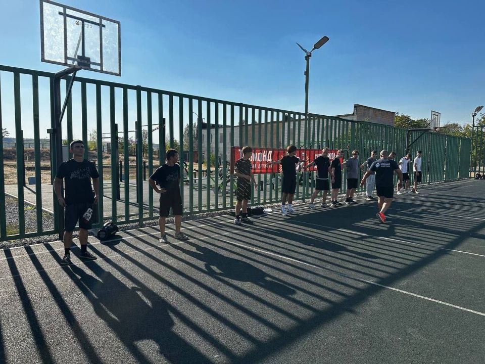 В четверг 28 августа 2025 года заместитель директора МБУ ДО СШ "Энергетик" совместно с «Народной Дружиной» на свежем воздухе провели мастер-класс по боксу В четверг 28 августа 2025 года заместитель директора МБУ ДО СШ "Энергетик" совместно с «Народной Дружиной» на свежем воздухе провели мастер-класс по боксу