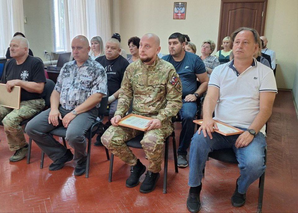 В Советском внутригородском районе Администрации городского округа Макеевка поздравили работников и ветеранов угольной отрасли с Днем шахтера В Советском внутригородском районе Администрации городского округа Макеевка поздравили работников и ветеранов угольной отрасли с Днем шахтера