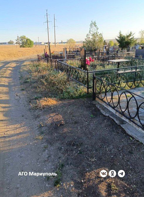 Мариупольские коммунальщики благоустроили ритуальное место в поселке Сартана Мариупольские коммунальщики благоустроили ритуальное место в поселке Сартана