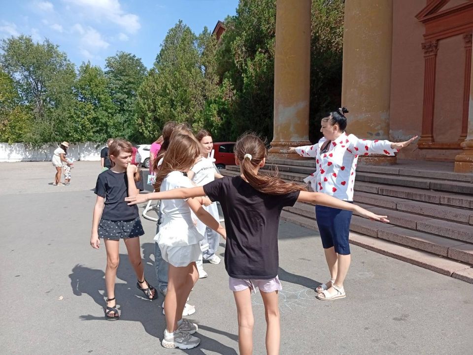Сегодня на площади Зугрэсского ГДК прошла увлекательная развлекательно-игровая программа "До свидания, лето!" для детей Сегодня на площади Зугрэсского ГДК прошла увлекательная развлекательно-игровая программа "До свидания, лето!" для детей