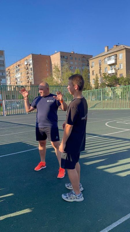 В четверг 28 августа 2025 года заместитель директора МБУ ДО СШ "Энергетик" совместно с «Народной Дружиной» на свежем воздухе провели мастер-класс по боксу В четверг 28 августа 2025 года заместитель директора МБУ ДО СШ "Энергетик" совместно с «Народной Дружиной» на свежем воздухе провели мастер-класс по боксу