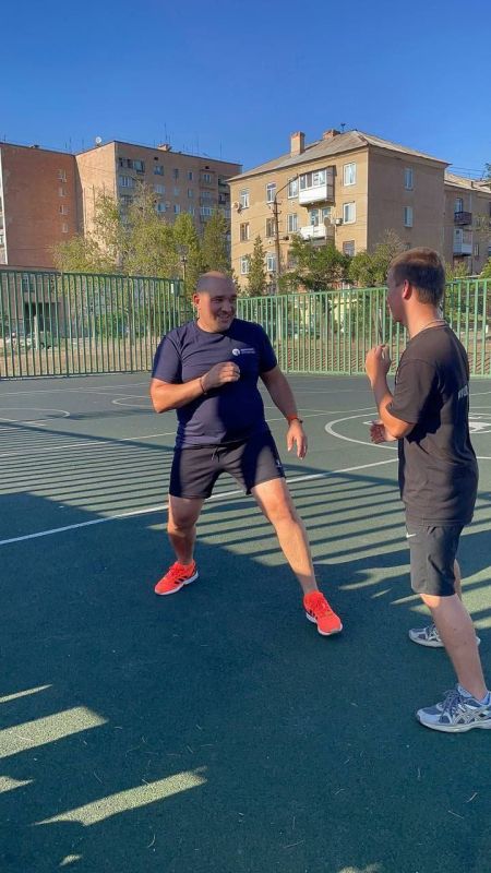 В четверг 28 августа 2025 года заместитель директора МБУ ДО СШ "Энергетик" совместно с «Народной Дружиной» на свежем воздухе провели мастер-класс по боксу В четверг 28 августа 2025 года заместитель директора МБУ ДО СШ "Энергетик" совместно с «Народной Дружиной» на свежем воздухе провели мастер-класс по боксу