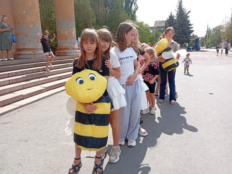 Сегодня на площади Зугрэсского ГДК прошла увлекательная развлекательно-игровая программа "До свидания, лето!" для детей Сегодня на площади Зугрэсского ГДК прошла увлекательная развлекательно-игровая программа "До свидания, лето!" для детей