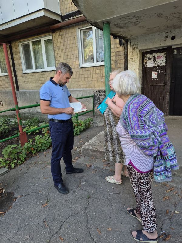 Выполняя поручение Главы ДНР Дениса Пушилина Председатель #Комитет_по_вопросам_агропромышленного_комплекса_земельных_отношений Юрий Леонов (фракция «Единая Россия») встретился с жителями улиц Ломоносова и Крамского в... Выполняя поручение Главы ДНР Дениса Пушилина Председатель #Комитет_по_вопросам_агропромышленного_комплекса_земельных_отношений Юрий Леонов (фракция «Единая Россия») встретился с жителями улиц Ломоносова и Крамского в...