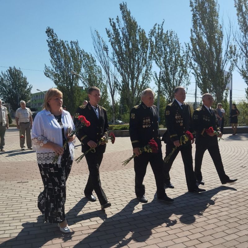 Сегодня, в преддверии Дня шахтера, заместитель главы Администрации городского округа Макеевка, руководитель «Совета женщин города Макеевки» Ирина Сидякина совместно с председателем Макеевского городского совета Валентиной... Сегодня, в преддверии Дня шахтера, заместитель главы Администрации городского округа Макеевка, руководитель «Совета женщин города Макеевки» Ирина Сидякина совместно с председателем Макеевского городского совета Валентиной...