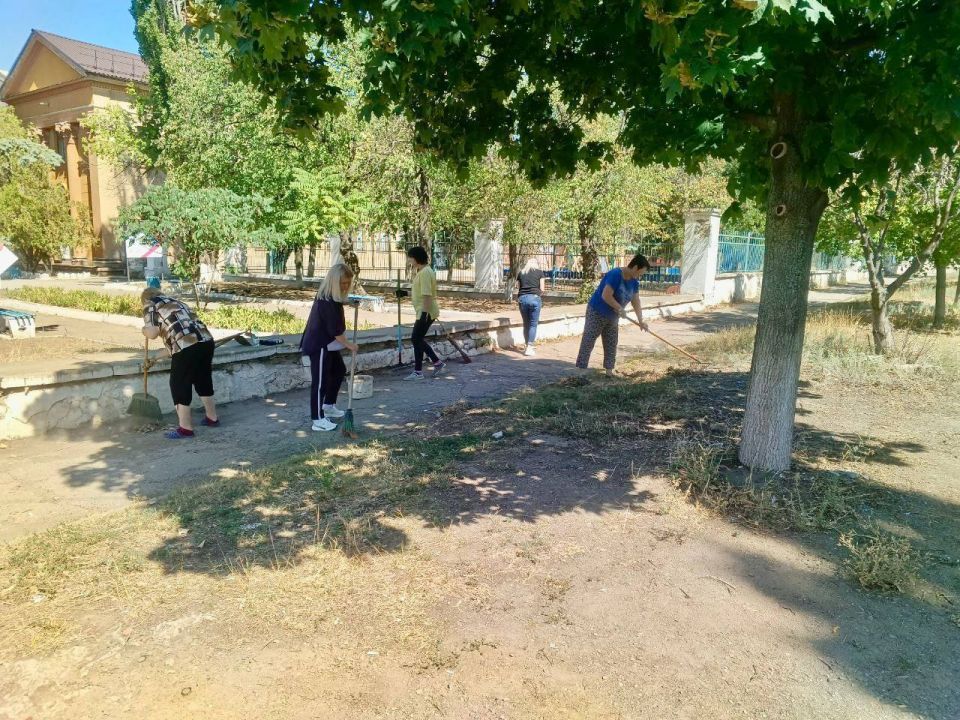 По поручению Главы Донецкой Народной Республики Дениса Пушилина, с целью обеспечения чистоты и порядка в городе Зугрэсе был проведен субботник, к которому присоединились сотрудники организаций и учреждений города По поручению Главы Донецкой Народной Республики Дениса Пушилина, с целью обеспечения чистоты и порядка в городе Зугрэсе был проведен субботник, к которому присоединились сотрудники организаций и учреждений города