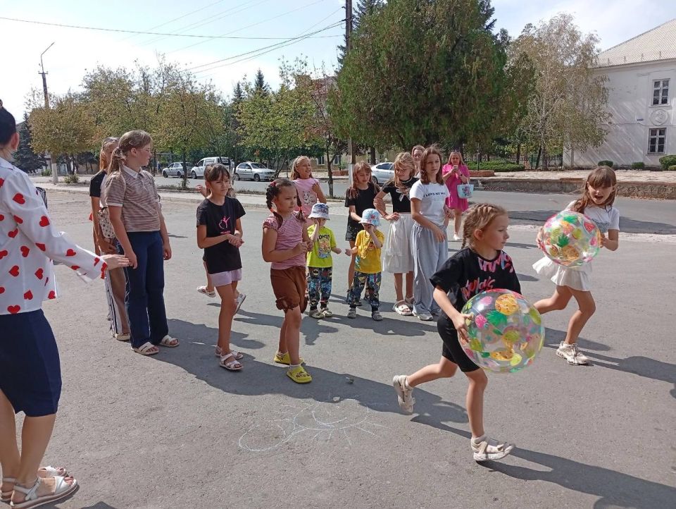 Сегодня на площади Зугрэсского ГДК прошла увлекательная развлекательно-игровая программа "До свидания, лето!" для детей Сегодня на площади Зугрэсского ГДК прошла увлекательная развлекательно-игровая программа "До свидания, лето!" для детей
