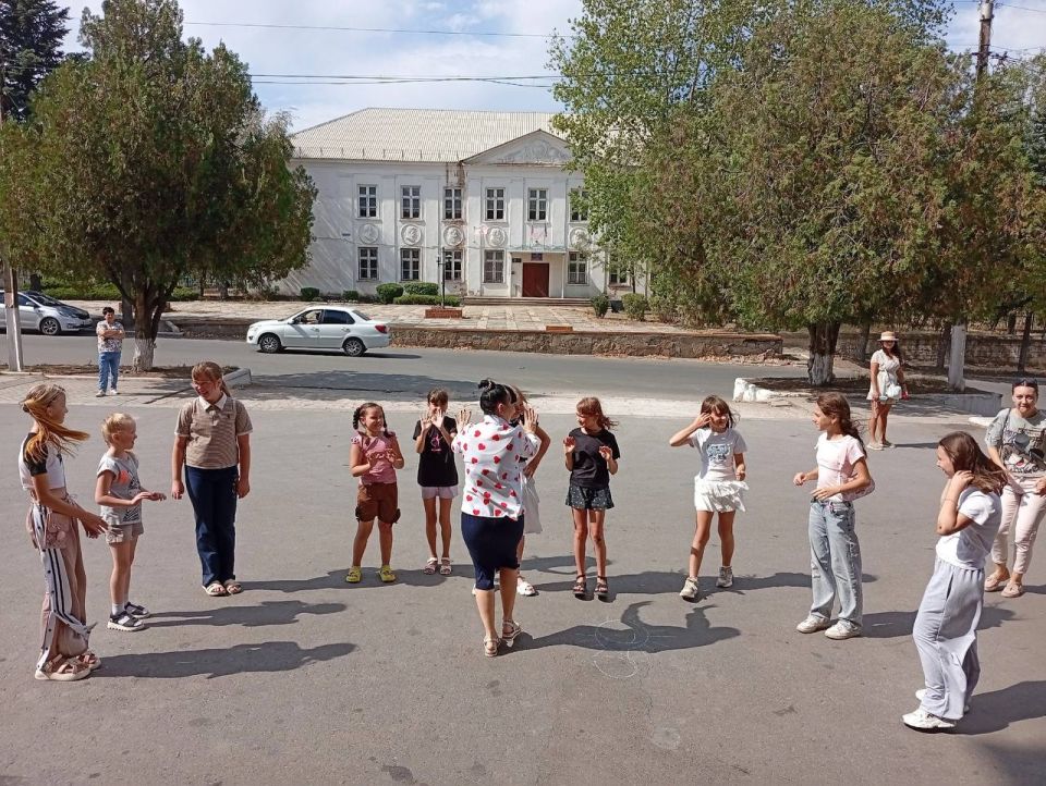 Сегодня на площади Зугрэсского ГДК прошла увлекательная развлекательно-игровая программа "До свидания, лето!" для детей Сегодня на площади Зугрэсского ГДК прошла увлекательная развлекательно-игровая программа "До свидания, лето!" для детей