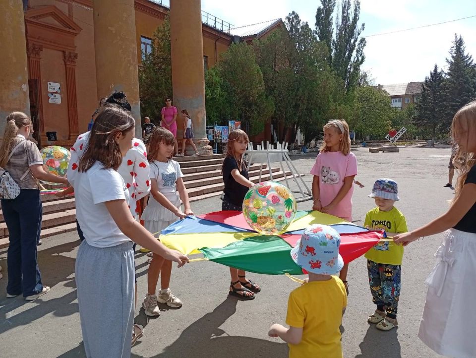 Сегодня на площади Зугрэсского ГДК прошла увлекательная развлекательно-игровая программа "До свидания, лето!" для детей Сегодня на площади Зугрэсского ГДК прошла увлекательная развлекательно-игровая программа "До свидания, лето!" для детей