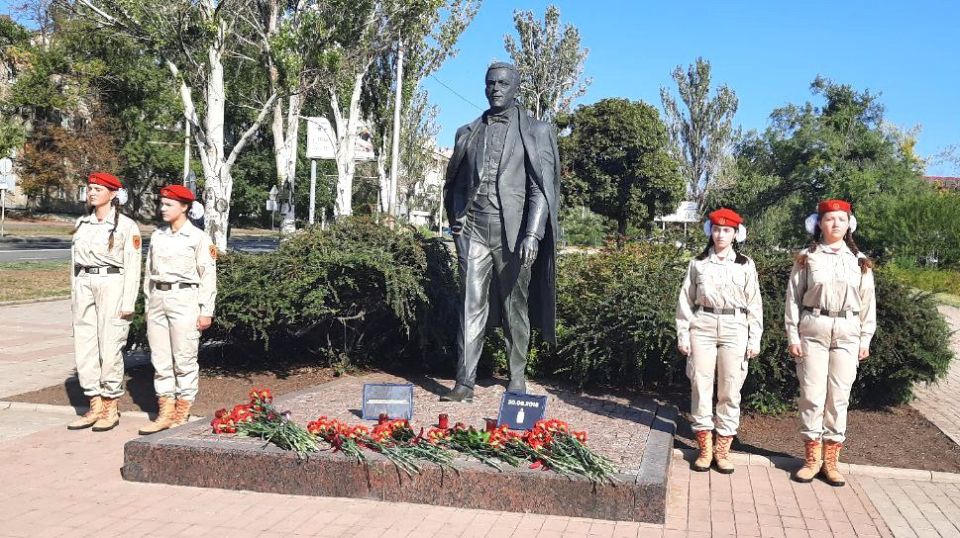 Юрий Атаманов: Почтили память великого артиста и нашего знаменитого земляка Йосифа Кобзона возложением цветов и минутой молчания Юрий Атаманов: Почтили память великого артиста и нашего знаменитого земляка Йосифа Кобзона возложением цветов и минутой молчания