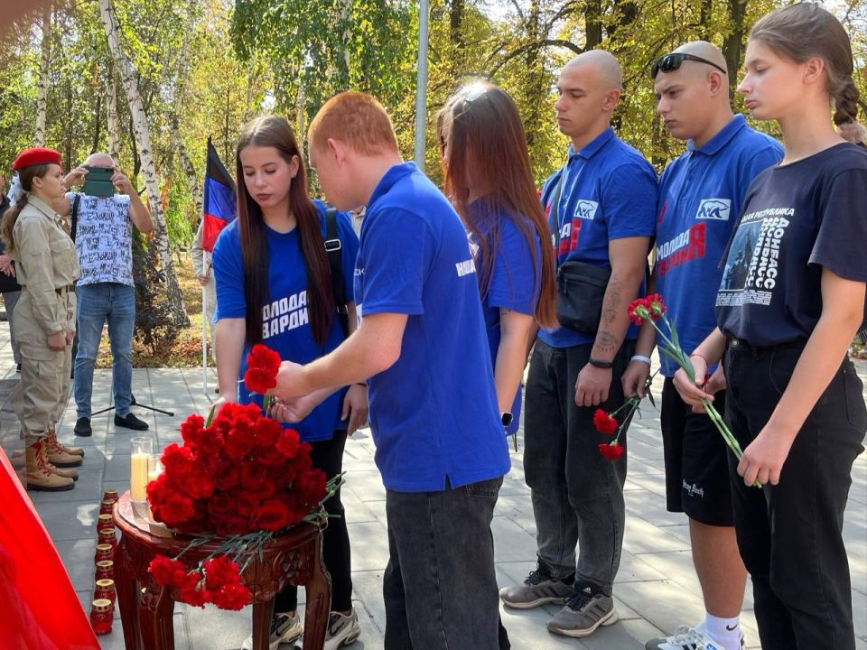 Виктория Жукова: Сегодня в Харцызске прошло возложение цветов в память первому Главе Донецкой Народной Республики Александру Захарченко Виктория Жукова: Сегодня в Харцызске прошло возложение цветов в память первому Главе Донецкой Народной Республики Александру Захарченко