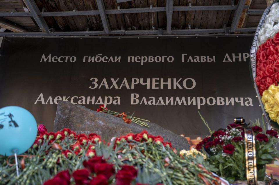 Молодёжка провела акцию-реквием в память о первом Главе ДНР Молодёжка провела акцию-реквием в память о первом Главе ДНР