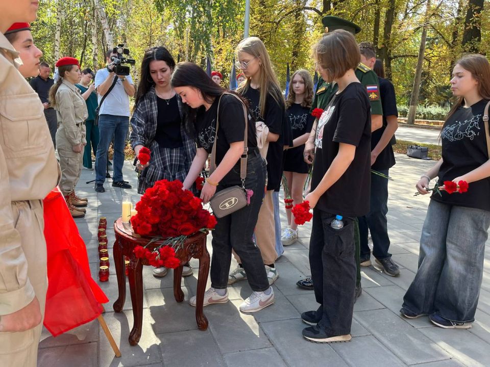 Виктория Жукова: Сегодня в Харцызске прошло возложение цветов в память первому Главе Донецкой Народной Республики Александру Захарченко Виктория Жукова: Сегодня в Харцызске прошло возложение цветов в память первому Главе Донецкой Народной Республики Александру Захарченко