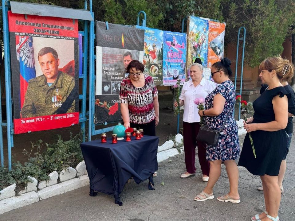 Сегодня, сотрудники Зугрэсского городского Дворца культуры и жители города почтили память первого Главы Донецкой Народной Республики А. В. Захарченко Сегодня, сотрудники Зугрэсского городского Дворца культуры и жители города почтили память первого Главы Донецкой Народной Республики А. В. Захарченко