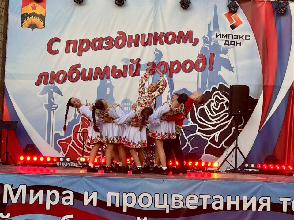 В Кировском прошел праздничный концерт ко Дню Шахтера и Дню города В Кировском прошел праздничный концерт ко Дню Шахтера и Дню города