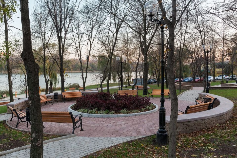 Алексей Кулемзин: Набережная реки Кальмиус в центре Донецка одно из самых красивых и любимых мест отдыха для горожан и гостей города Алексей Кулемзин: Набережная реки Кальмиус в центре Донецка одно из самых красивых и любимых мест отдыха для горожан и гостей города
