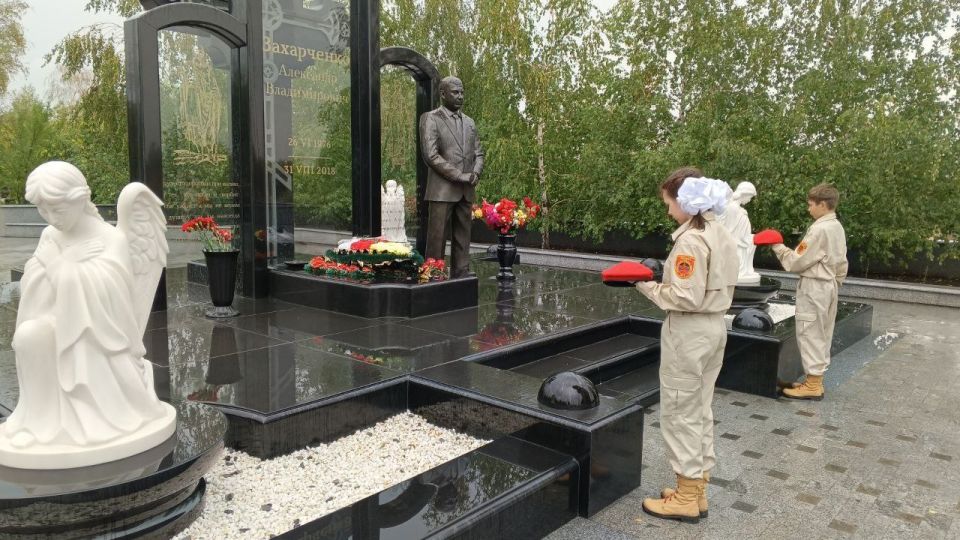 31.08.2025. Юнармейцы ВПК «Амазонки», ВПК «КОРСА» имени Героя РФ, Героя ДНР О. С. Качуры г. Горловки помнят и чтят память Героев Донецкой Народной Республики и по возможности посещают их захоронения в знак глубокого уважения 31.08.2025. Юнармейцы ВПК «Амазонки», ВПК «КОРСА» имени Героя РФ, Героя ДНР О. С. Качуры г. Горловки помнят и чтят память Героев Донецкой Народной Республики и по возможности посещают их захоронения в знак глубокого уважения