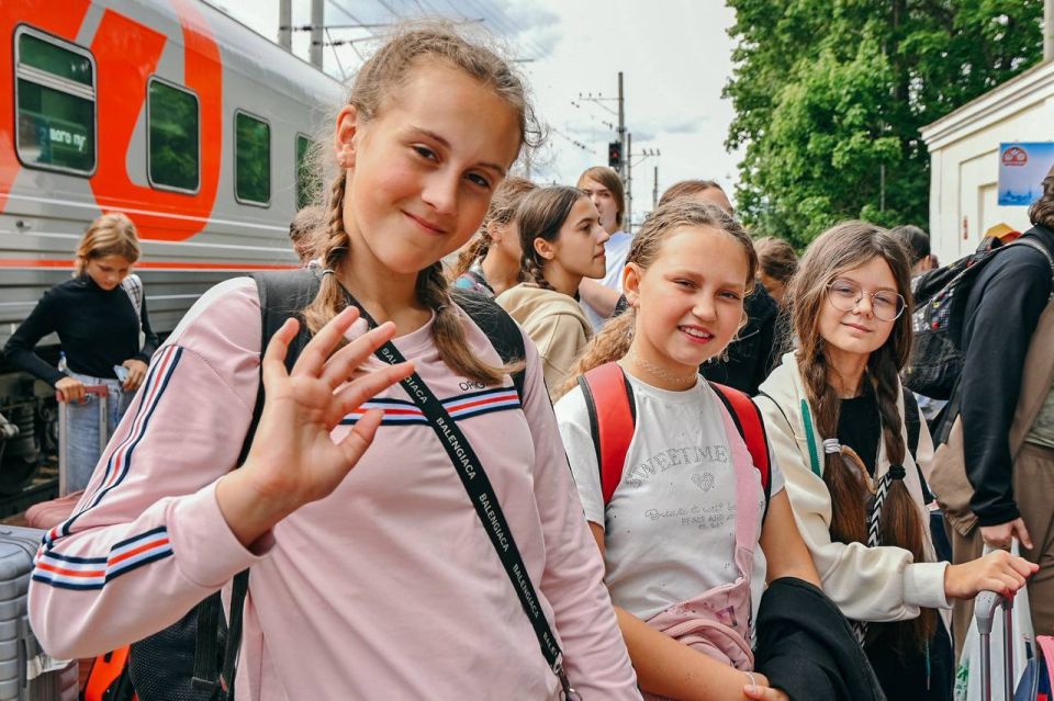 За лето в Санкт-Петербурге отдохнули 2000 школьников из Мариуполя За лето в Санкт-Петербурге отдохнули 2000 школьников из Мариуполя