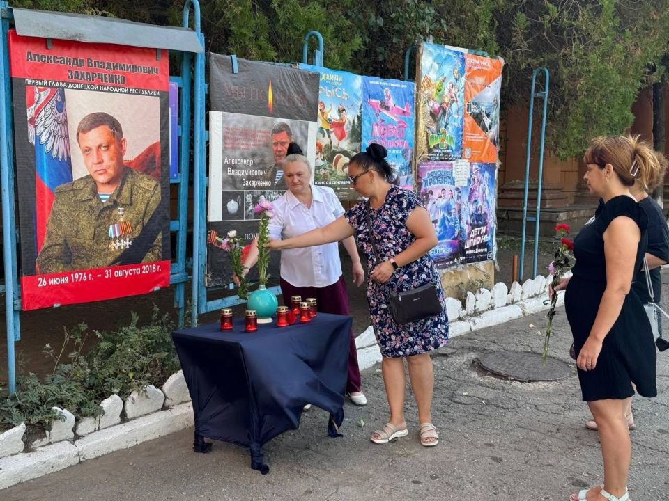 Сегодня, сотрудники Зугрэсского городского Дворца культуры и жители города почтили память первого Главы Донецкой Народной Республики А. В. Захарченко Сегодня, сотрудники Зугрэсского городского Дворца культуры и жители города почтили память первого Главы Донецкой Народной Республики А. В. Захарченко