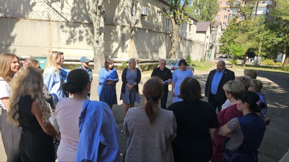 В контакте с учителями: Андрей Боряк (фракция «Единая Россия») провел встречу с коллективом донецкой школы №10 В контакте с учителями: Андрей Боряк (фракция «Единая Россия») провел встречу с коллективом донецкой школы №10