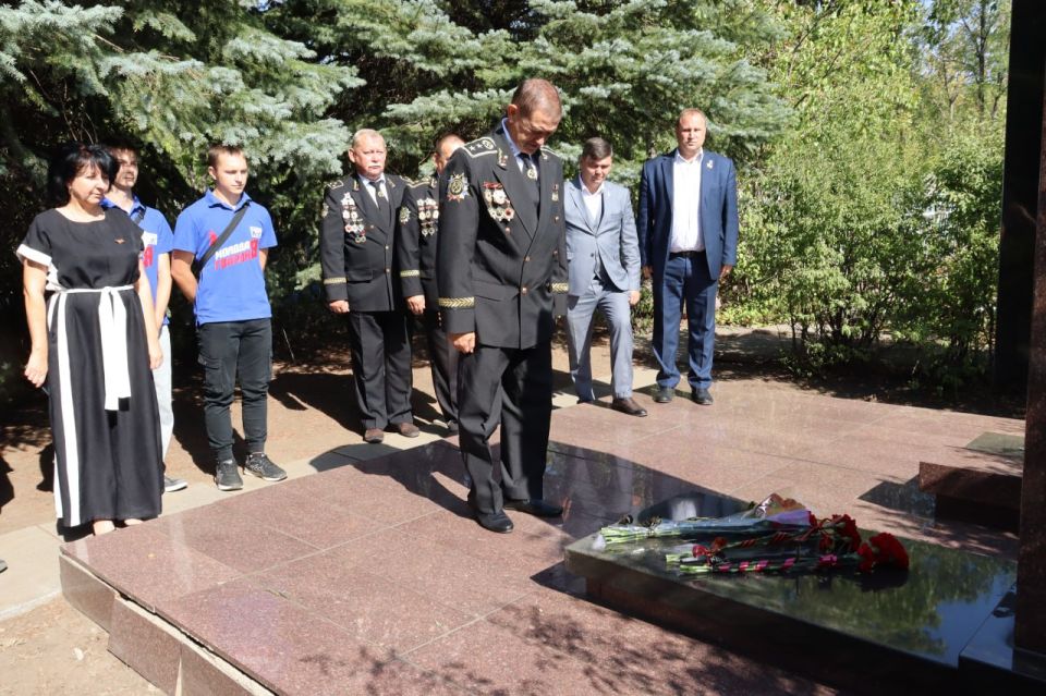 Возложение цветов к памятнику А.Г. Стаханова Возложение цветов к памятнику А.Г. Стаханова