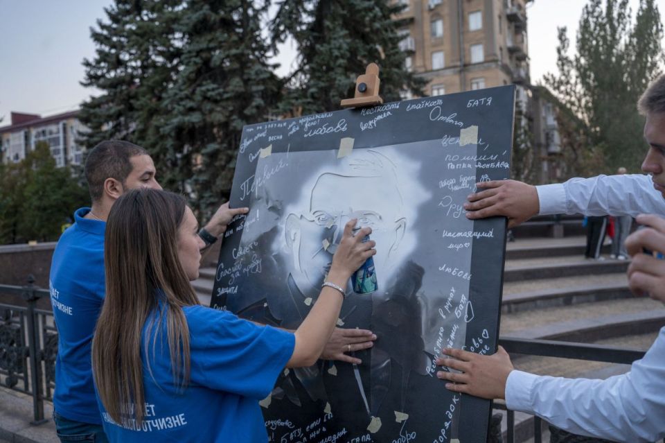 Молодёжка провела акцию-реквием в память о первом Главе ДНР Молодёжка провела акцию-реквием в память о первом Главе ДНР