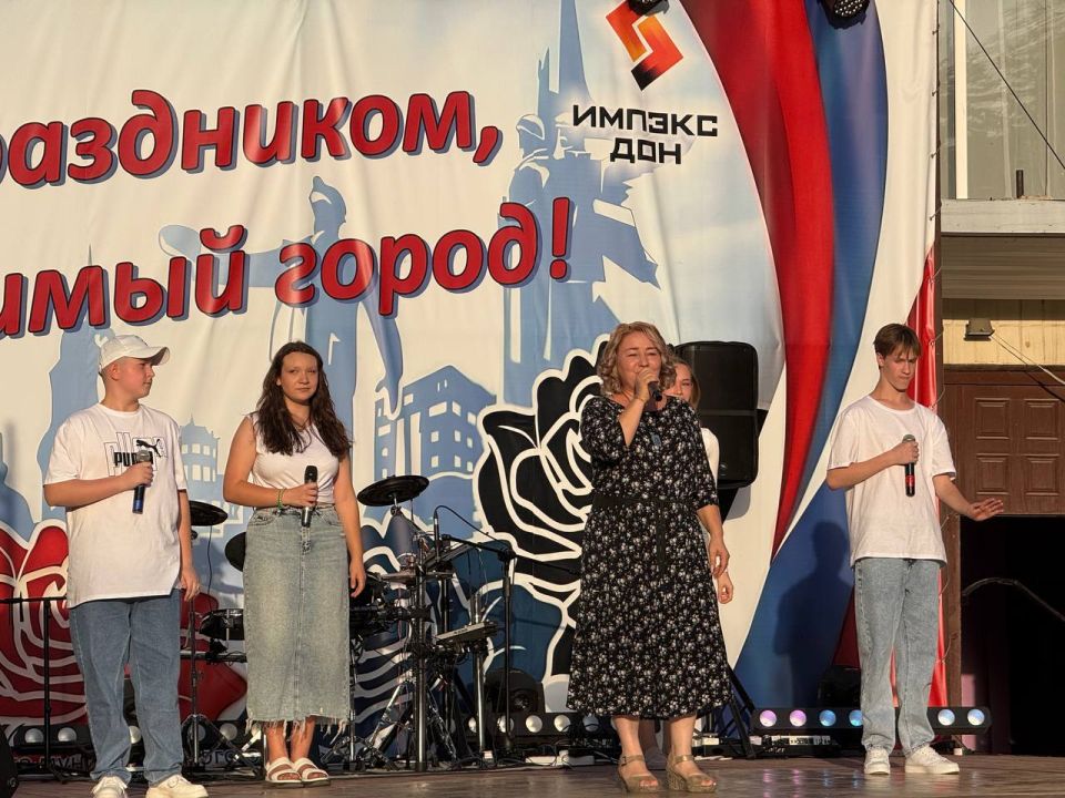 В Кировском прошел праздничный концерт ко Дню Шахтера и Дню города В Кировском прошел праздничный концерт ко Дню Шахтера и Дню города