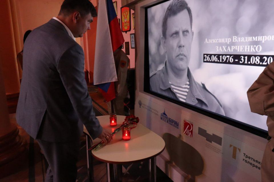 Памяти Александра Захарченко: В Торезе почтили первого Главу ДНР Памяти Александра Захарченко: В Торезе почтили первого Главу ДНР