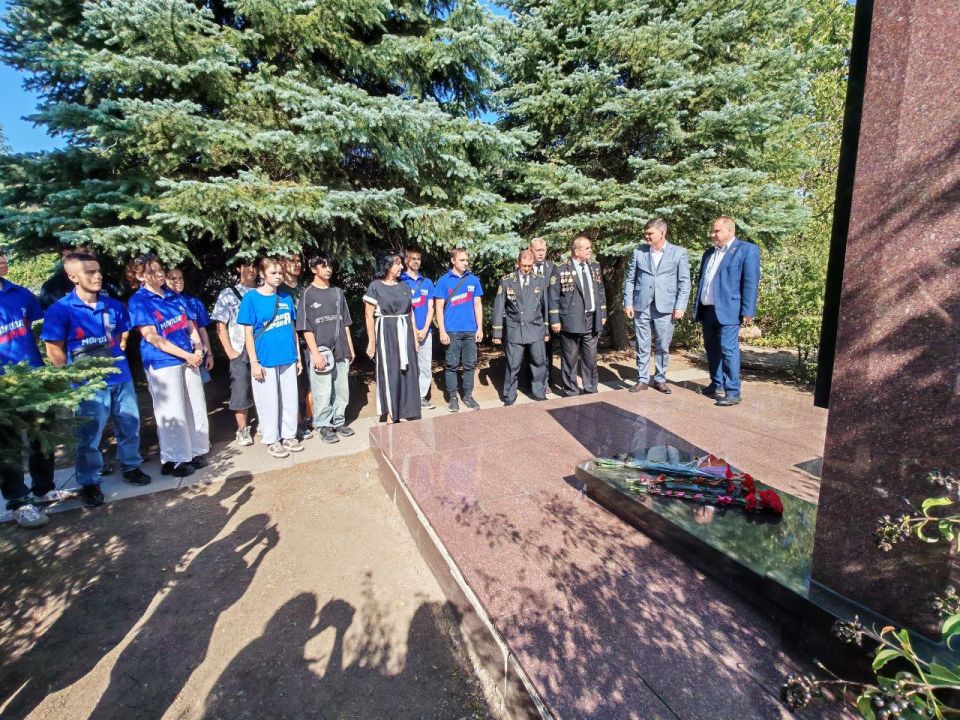 Возложение цветов к памятнику А.Г. Стаханова в честь Дня Шахтёра Возложение цветов к памятнику А.Г. Стаханова в честь Дня Шахтёра