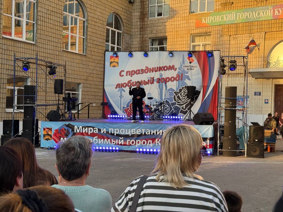 В Кировском прошел праздничный концерт ко Дню Шахтера и Дню города В Кировском прошел праздничный концерт ко Дню Шахтера и Дню города