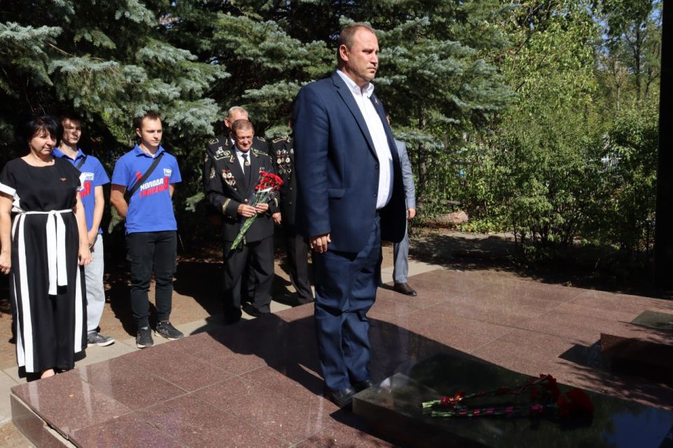 Возложение цветов к памятнику А.Г. Стаханова Возложение цветов к памятнику А.Г. Стаханова