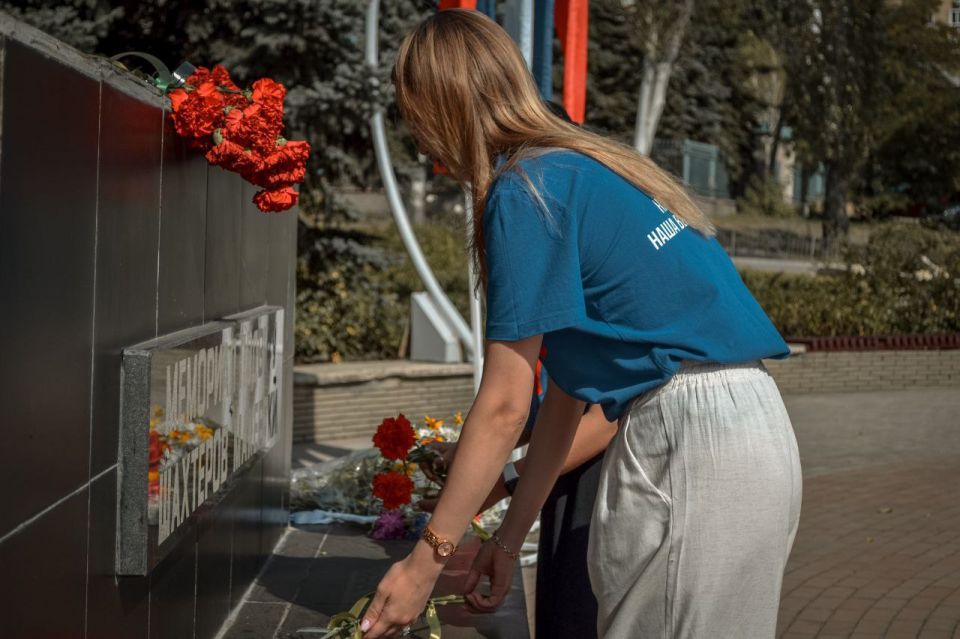 В Макеевке возложили цветы в память о погибших шахтёрах В Макеевке возложили цветы в память о погибших шахтёрах
