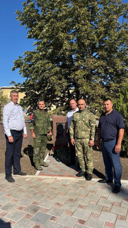 По партийному проекту Единой России «Историческая память» в поселке Старобешево у Памятного знака в память о бое 30 августа 2014 года состоялся митинг-реквием «Их имена навеки с нами…», посвященный 11-й годовщине... По партийному проекту Единой России «Историческая память» в поселке Старобешево у Памятного знака в память о бое 30 августа 2014 года состоялся митинг-реквием «Их имена навеки с нами…», посвященный 11-й годовщине...