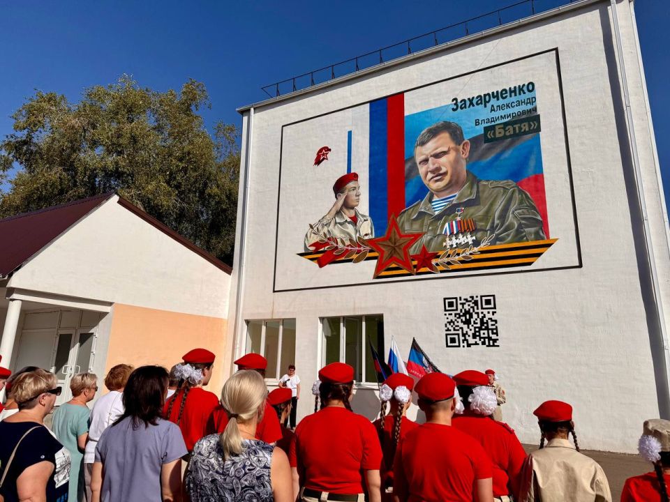 В Кировском почтили память Александра Захарченко В Кировском почтили память Александра Захарченко