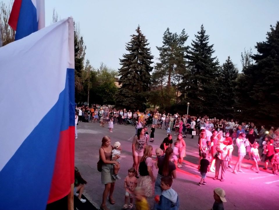 В Ждановке прошел праздничный концерт, посвященный Дню города и Дню шахтера В Ждановке прошел праздничный концерт, посвященный Дню города и Дню шахтера