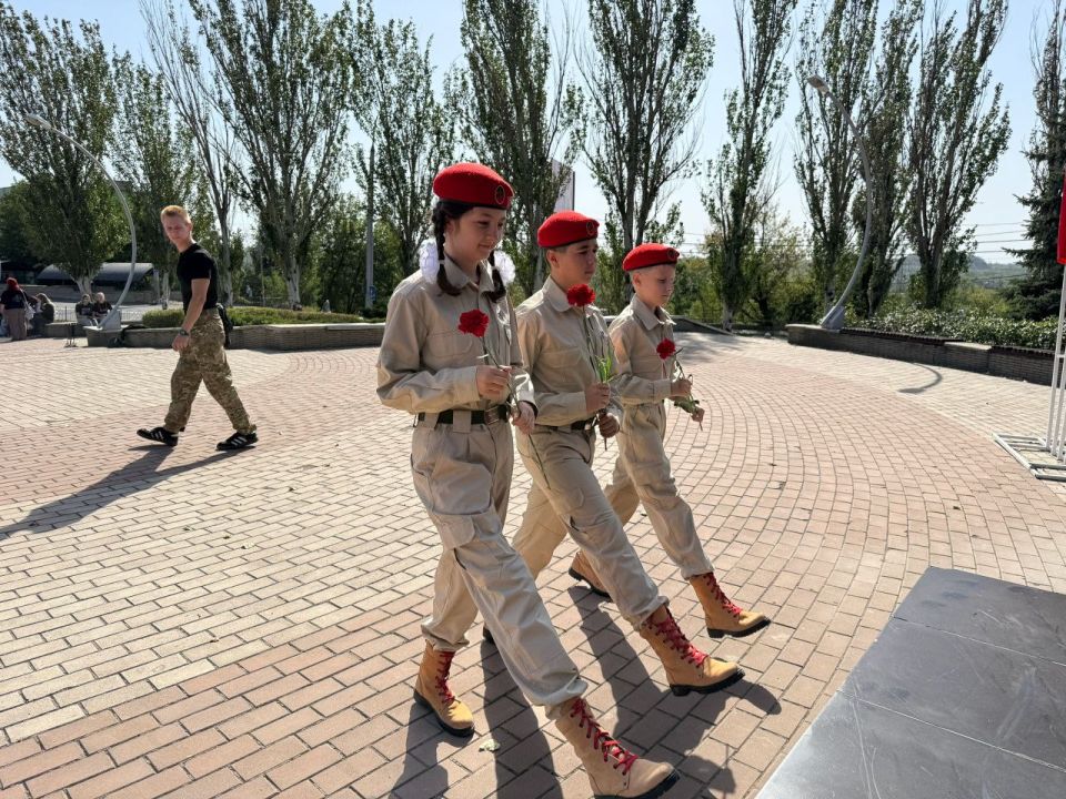 Юнармейцы ВПК "Искра" почтили память погибших шахтеров Макеевки Юнармейцы ВПК "Искра" почтили память погибших шахтеров Макеевки