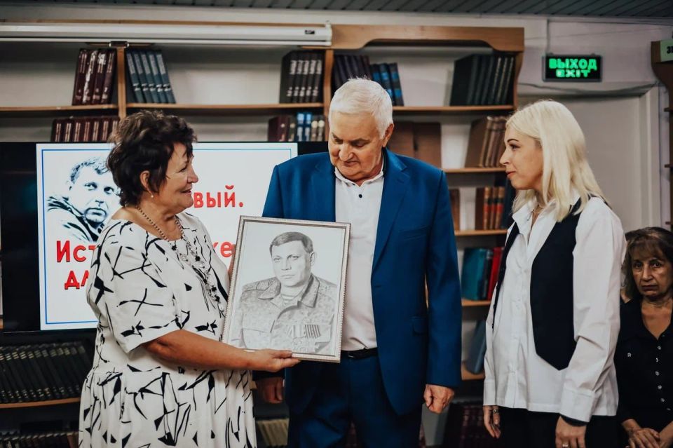 Его знают не только в Донбассе: в Докучаевске прошел вечер памяти Александра Захарченко Его знают не только в Донбассе: в Докучаевске прошел вечер памяти Александра Захарченко