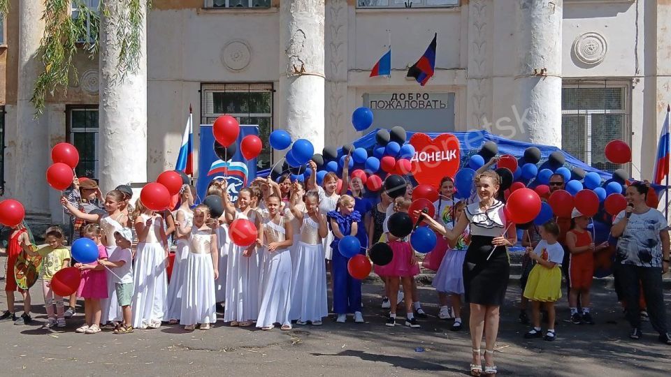 Сегодня на площади Дворца культуры им. ХХ-летия Победы в рамках проекта «Культура малой родины» партии «Единая Россия» состоялся праздничный концерт «Тебе, любимый город», посвящённый Дню города и Дню шахтёра! Сегодня на площади Дворца культуры им. ХХ-летия Победы в рамках проекта «Культура малой родины» партии «Единая Россия» состоялся праздничный концерт «Тебе, любимый город», посвящённый Дню города и Дню шахтёра!